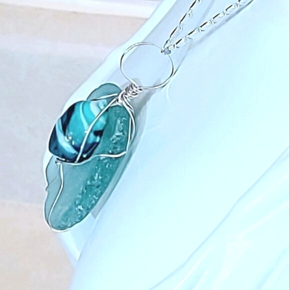 SEA GLASS ON SILVER PLATED CHAIN BEACHY NECKLACE - Picture 5 of 9